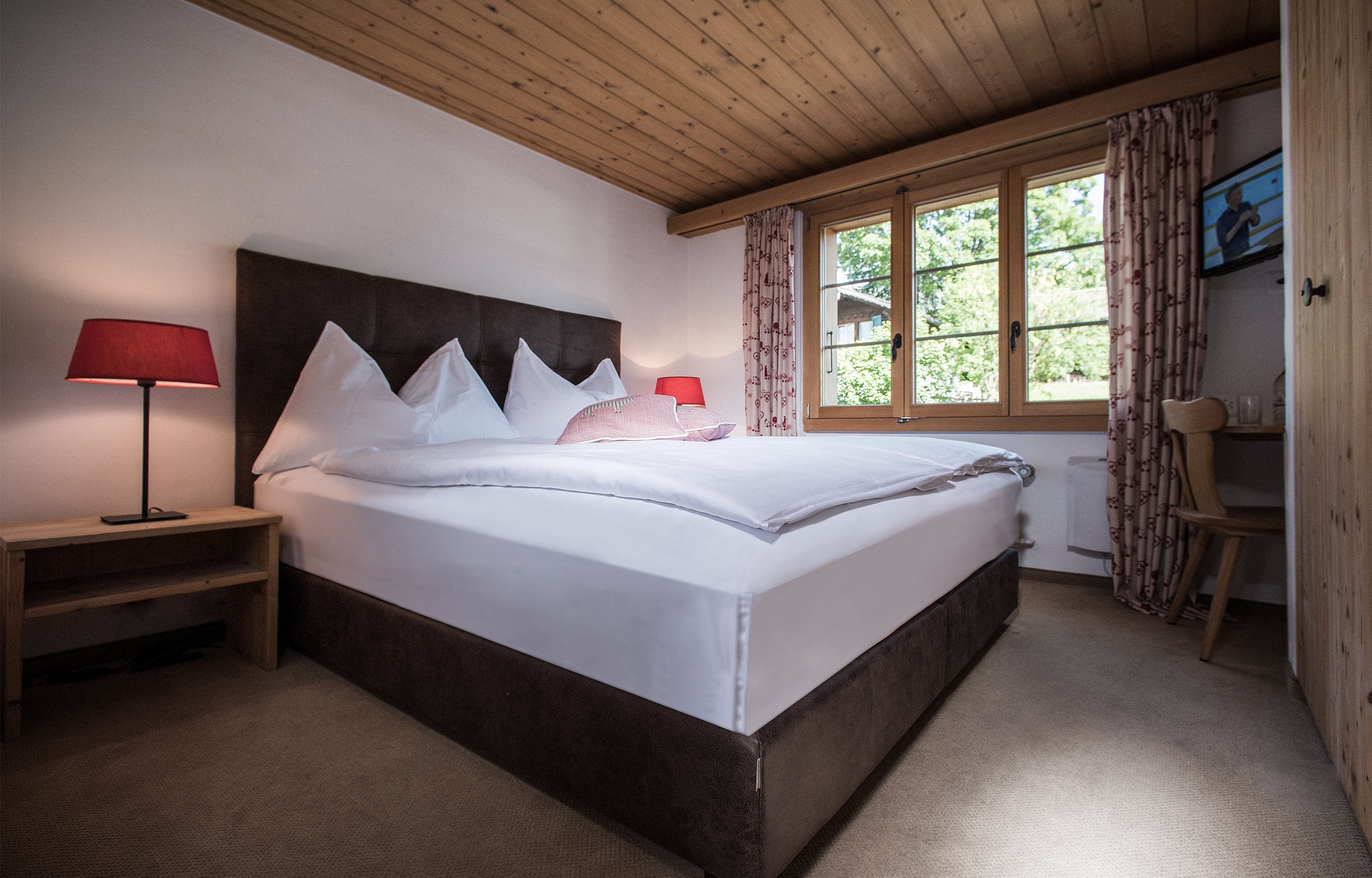 Petite chambre double grand lit côté Nord/Rue