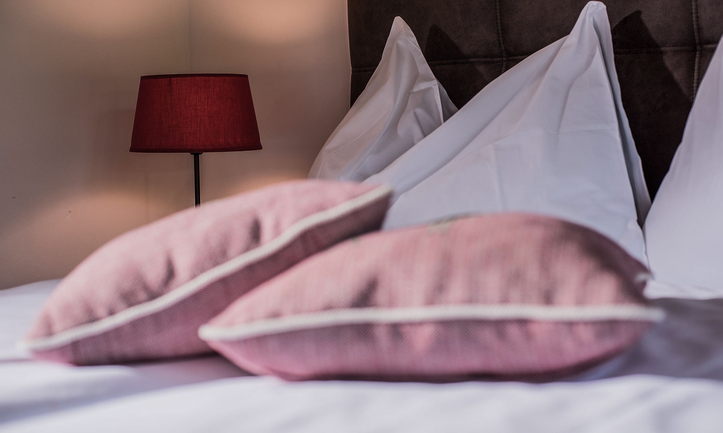 Petite chambre double grand lit côté Nord/Rue